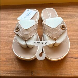 Clarks Cream and Tan cloud stoppers Sandals size 8 New